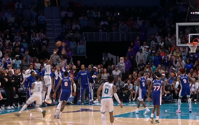 世界杯官方直播软件-恩比德飞起来了！黄蜂绝命三分 恩比德飞扑大帽扇出界终结比赛